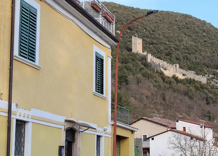 A Due Passi Dal Castello